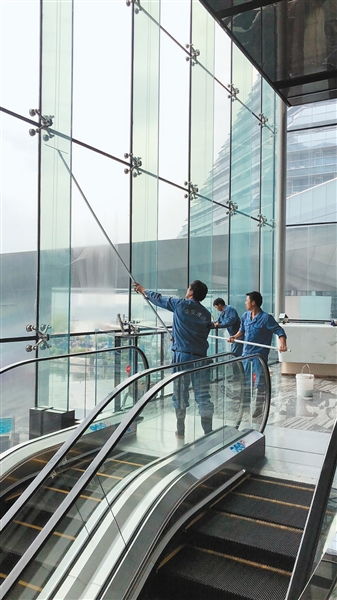 曲江新區(qū)以文明和諧、干凈整潔面貌喜迎雙節(jié)，專(zhuān)業(yè)建筑物清潔服務(wù)扮靚城市窗口